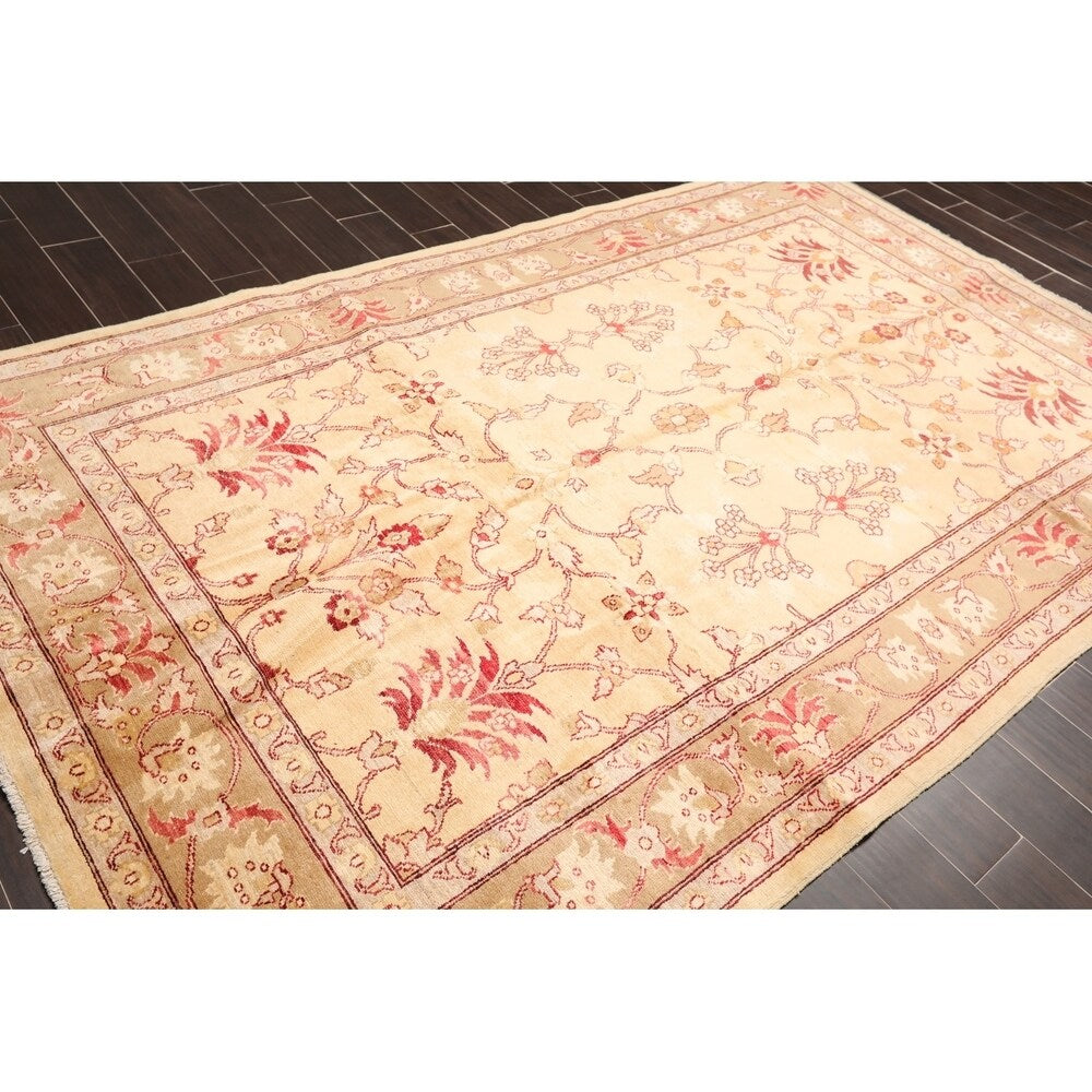 Peshawar Hand Knotted Wool Oriental Area Rug (6'1"x9'11') - 6'1" x 9'11'