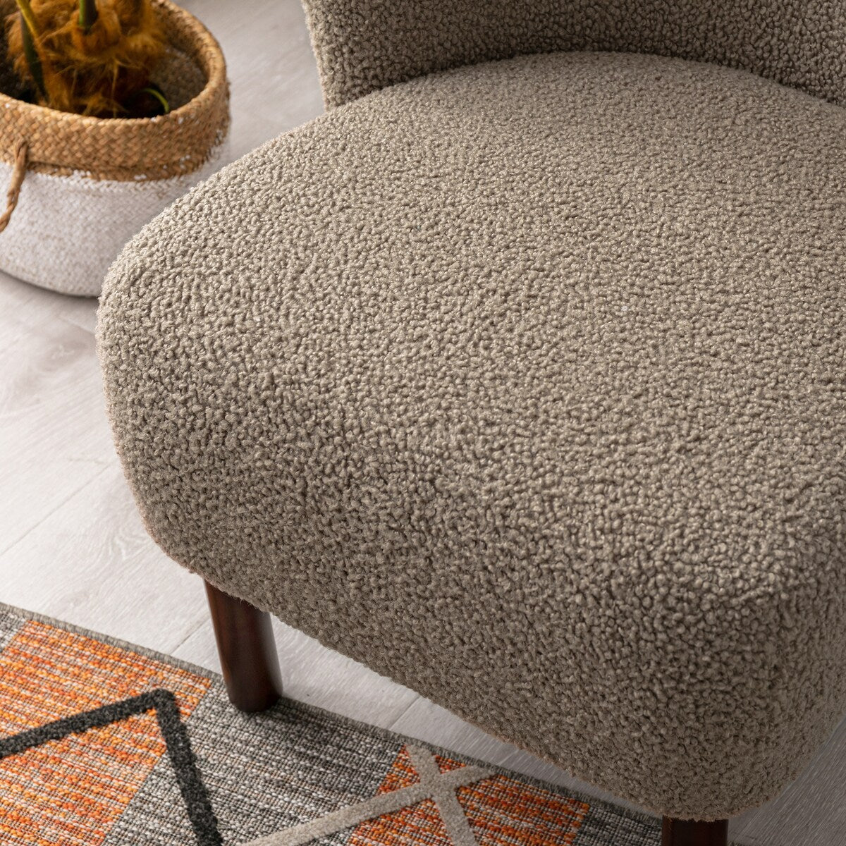 Plush Sherpa Wingback Accent Chair: Modern Design with Tufted Details, Cozy and Soft, Sturdy Solid Wood Legs