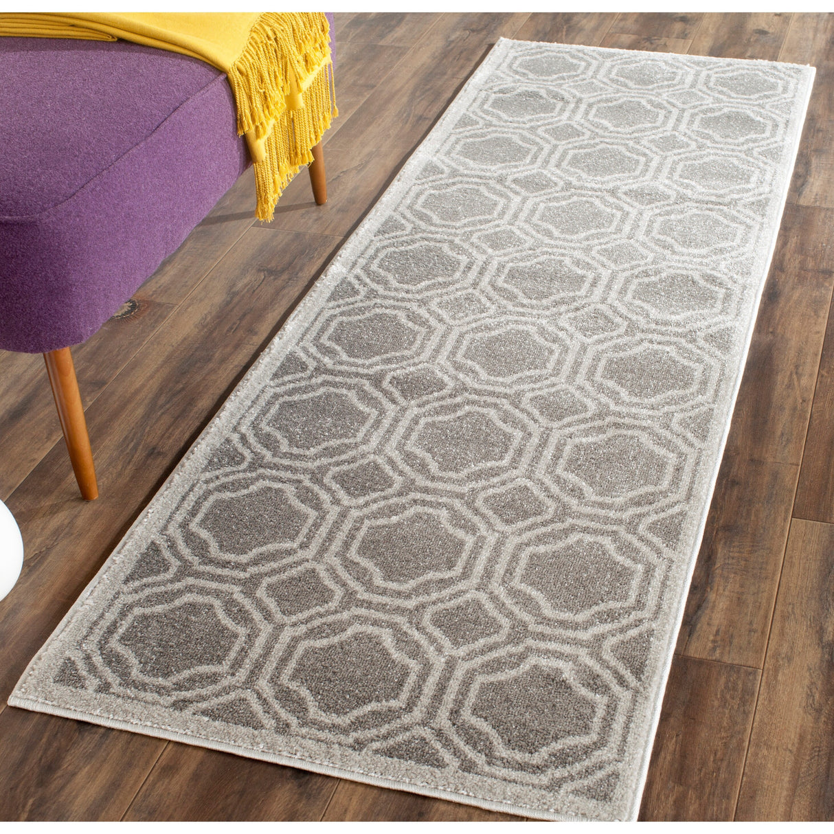 SAFAVIEH Amherst Aleksei Modern Rug