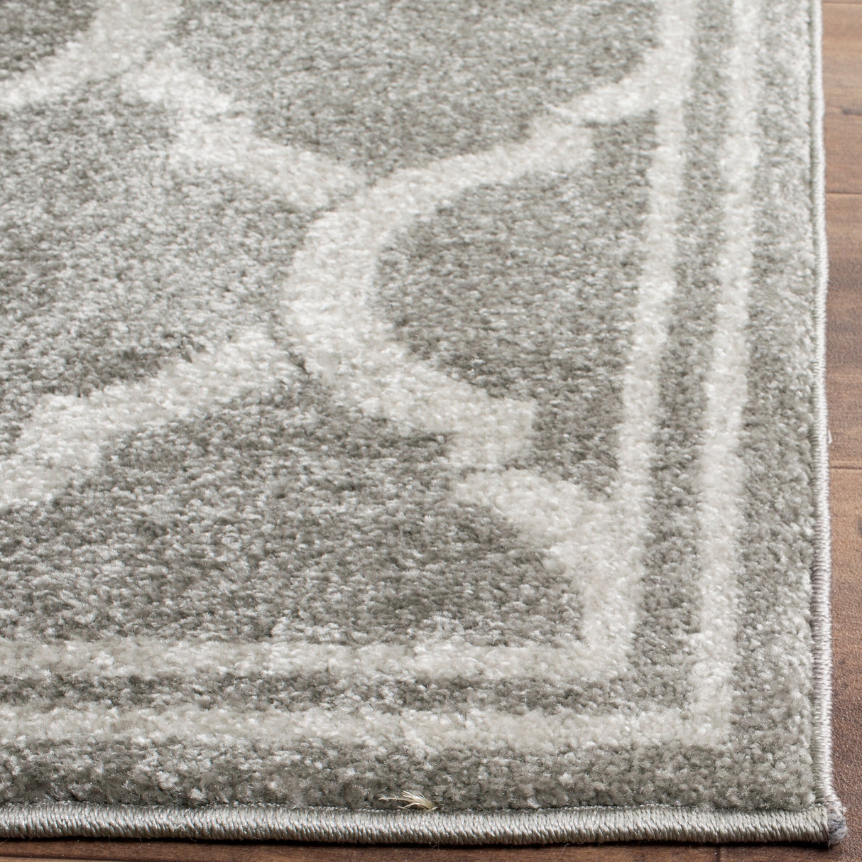 SAFAVIEH Amherst Huynh Modern Rug
