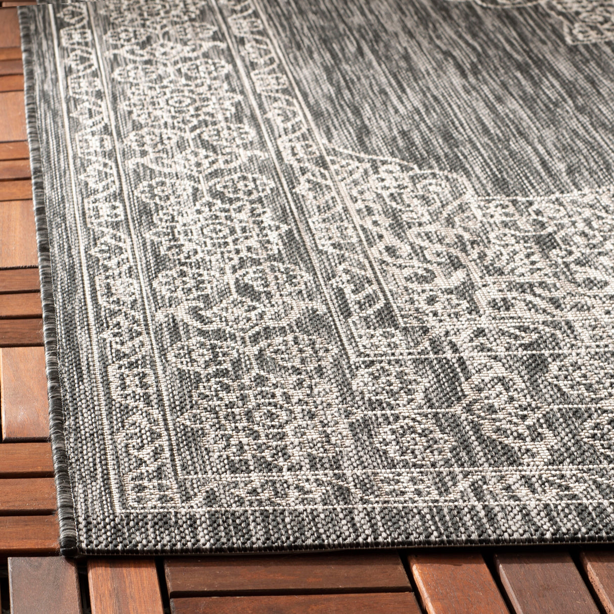 SAFAVIEH Courtyard Zikrija Indoor/ Outdoor Waterproof Patio Backyard Rug