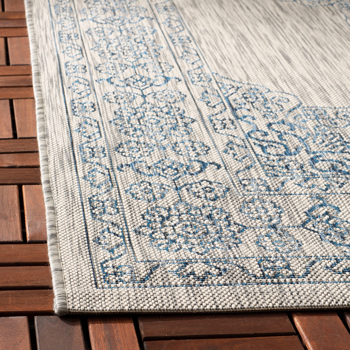 SAFAVIEH Courtyard Zikrija Indoor/ Outdoor Waterproof Patio Backyard Rug