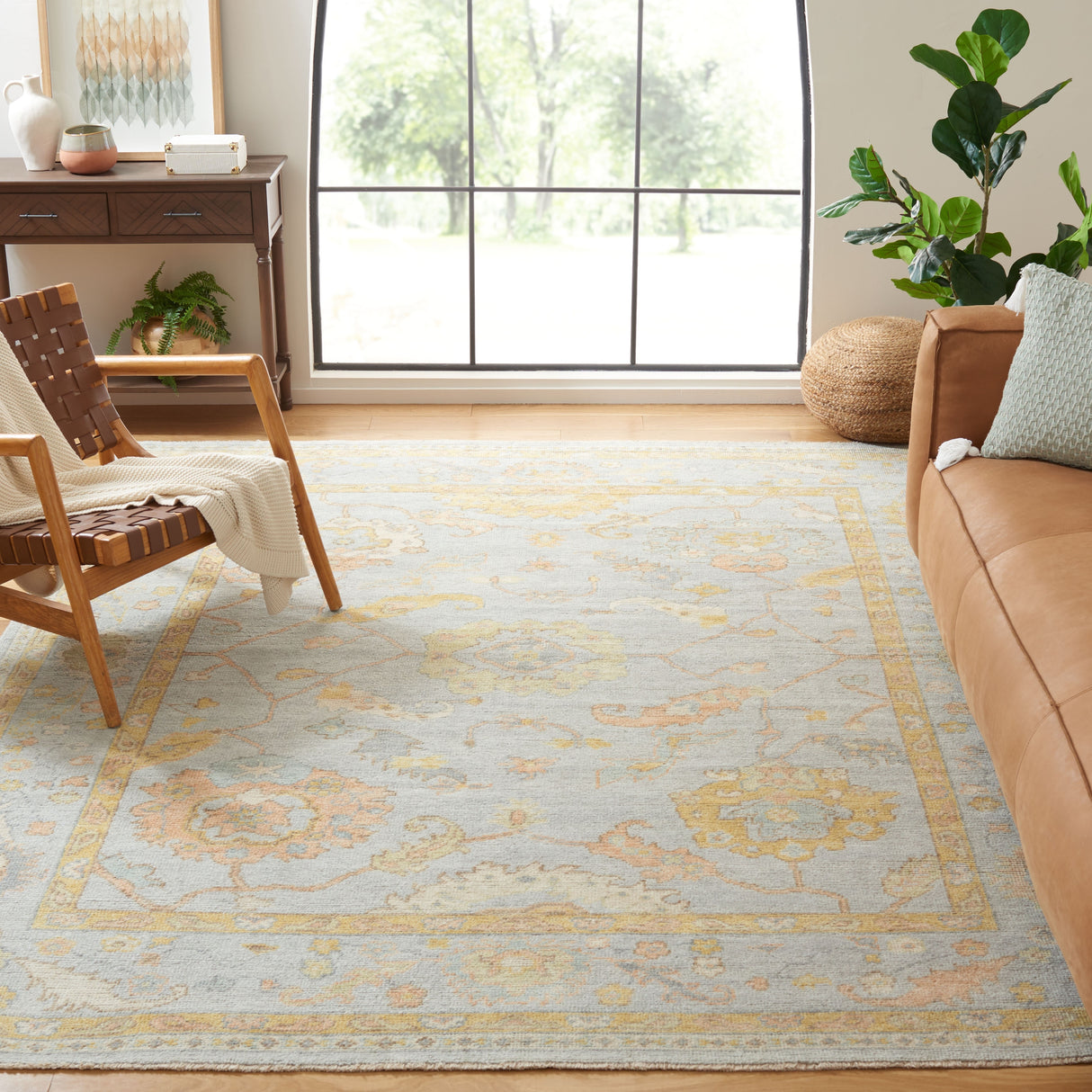 SAFAVIEH Couture Hand-Knotted Vjara Hortencia Traditional Wool Rug