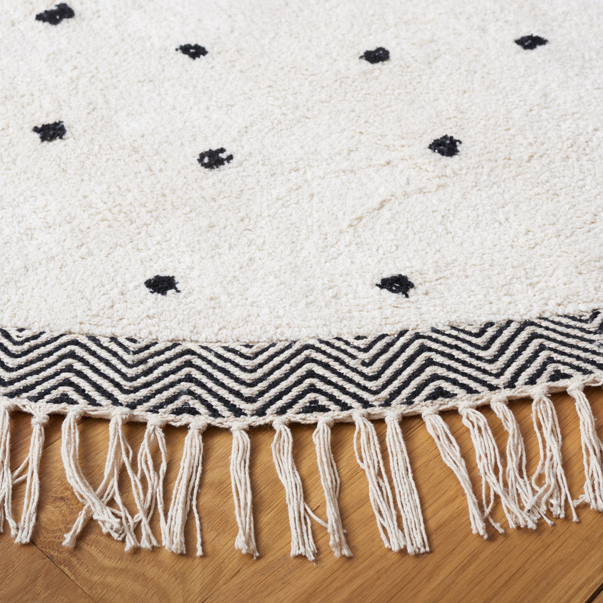 SAFAVIEH Easy Care Machine Washable Thieu Polka Dot Rug