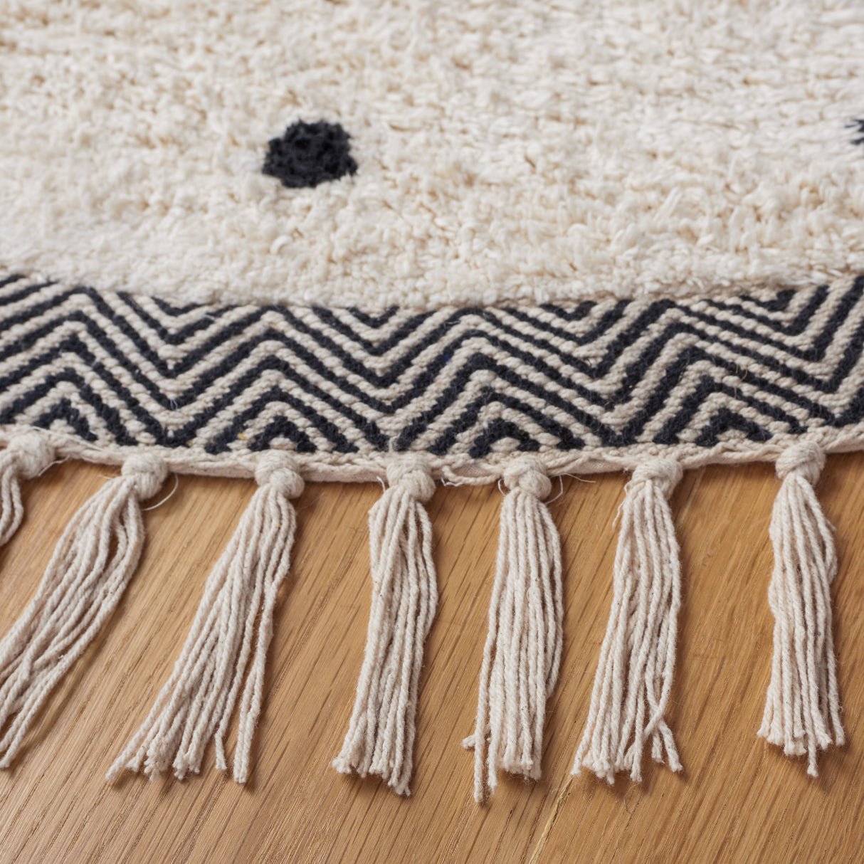 SAFAVIEH Easy Care Machine Washable Thieu Polka Dot Rug