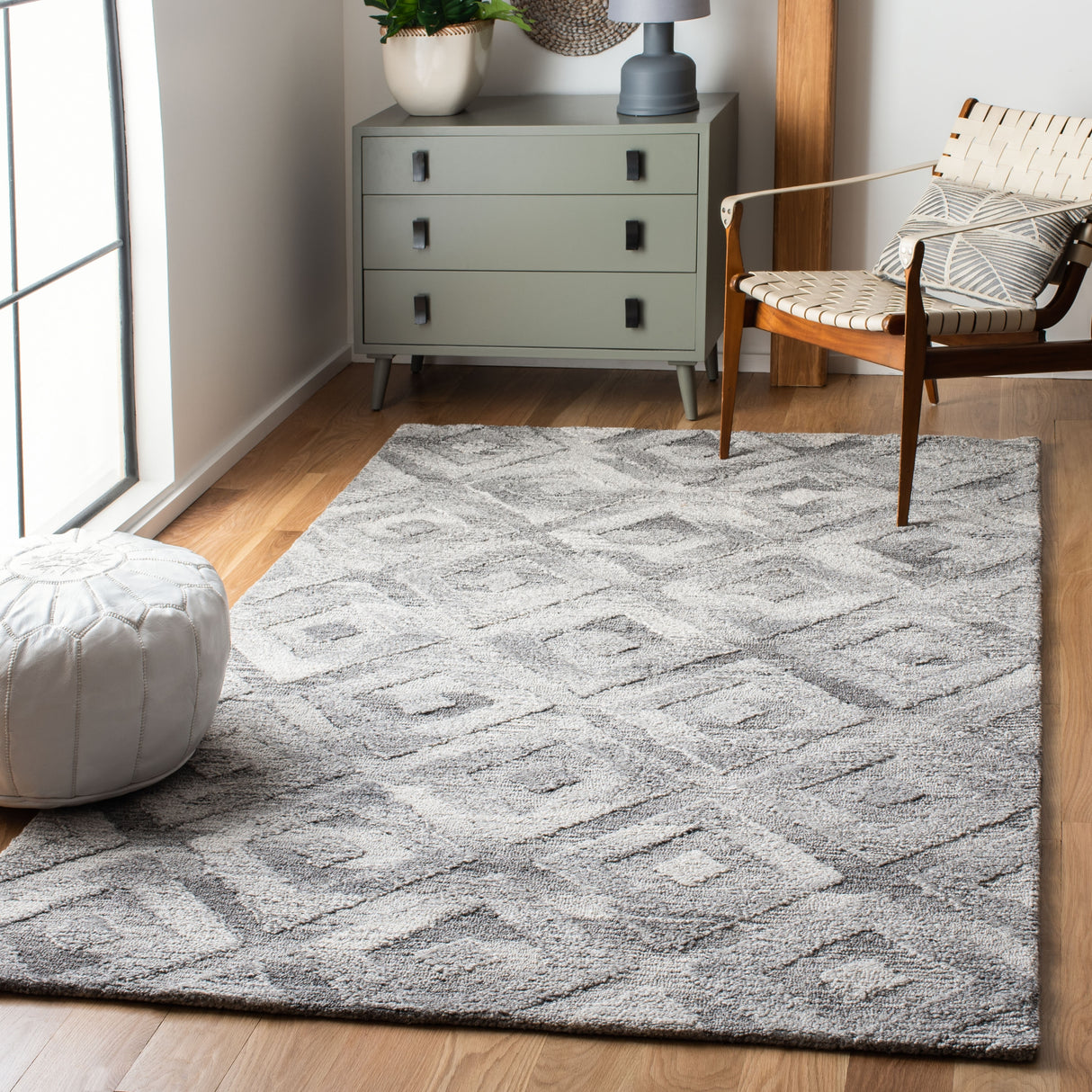 SAFAVIEH Handmade Abstract Arabelle Modern Geometric Wool Rug