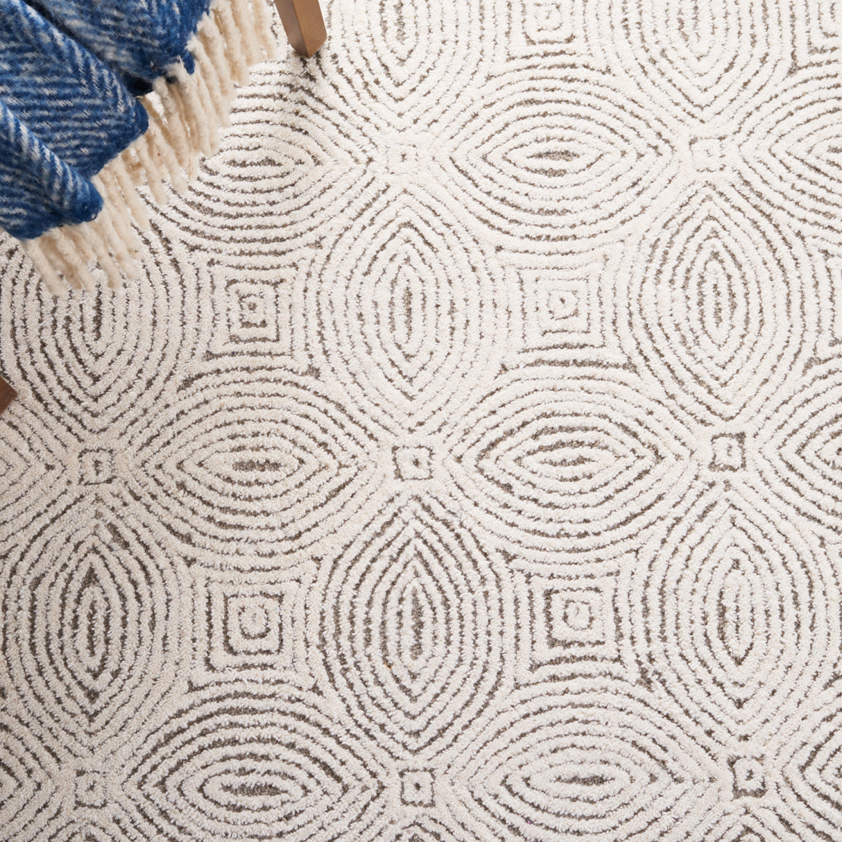 SAFAVIEH Handmade Abstract Arxhira Modern Wool Rug