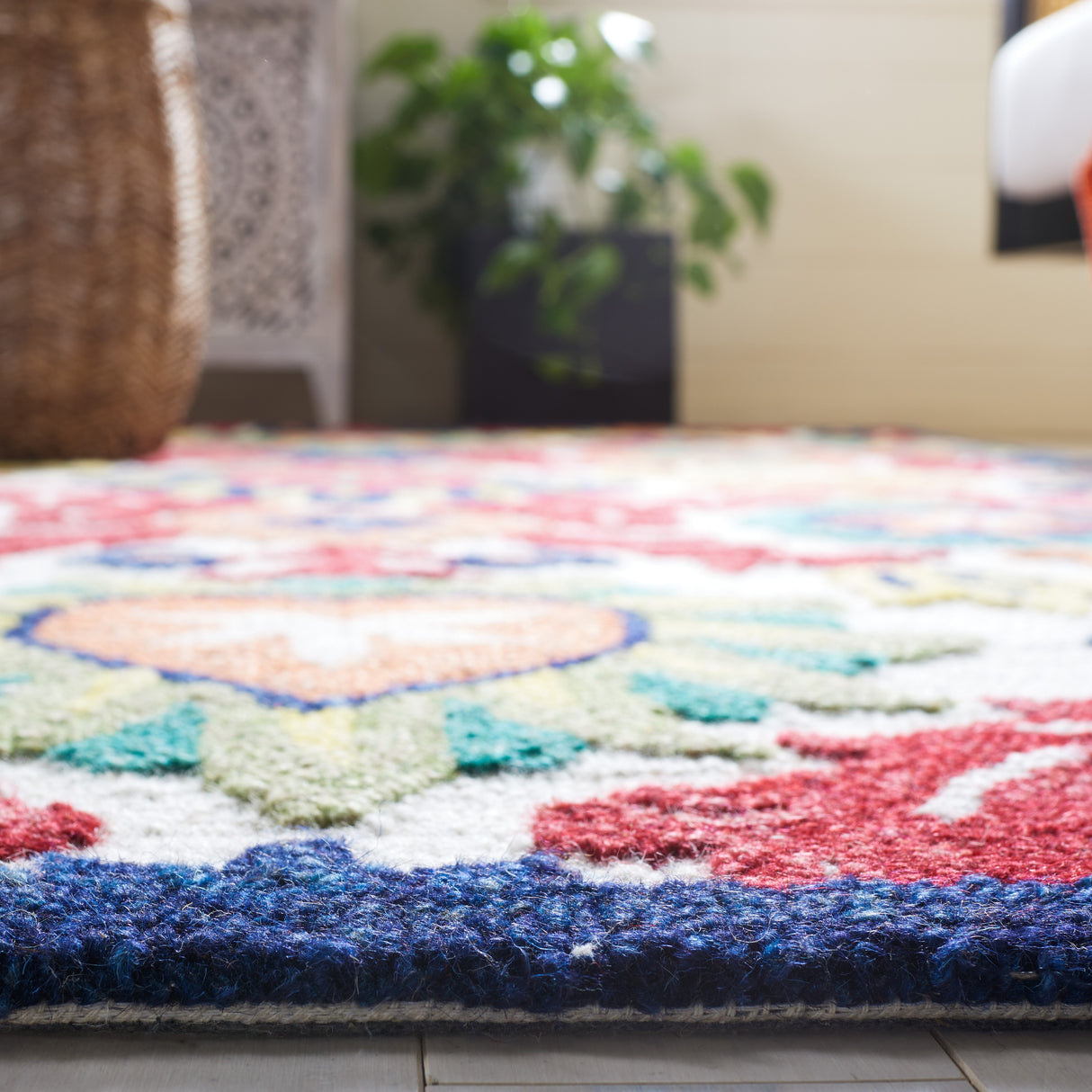 SAFAVIEH Handmade Blossom Malka Floral Wool Rug