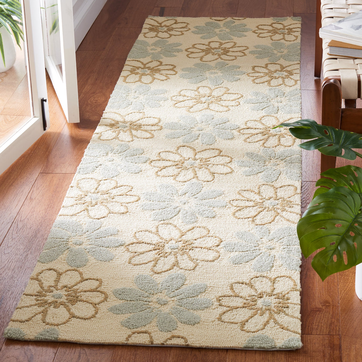SAFAVIEH Handmade Four Seasons Olwen Floral Rug
