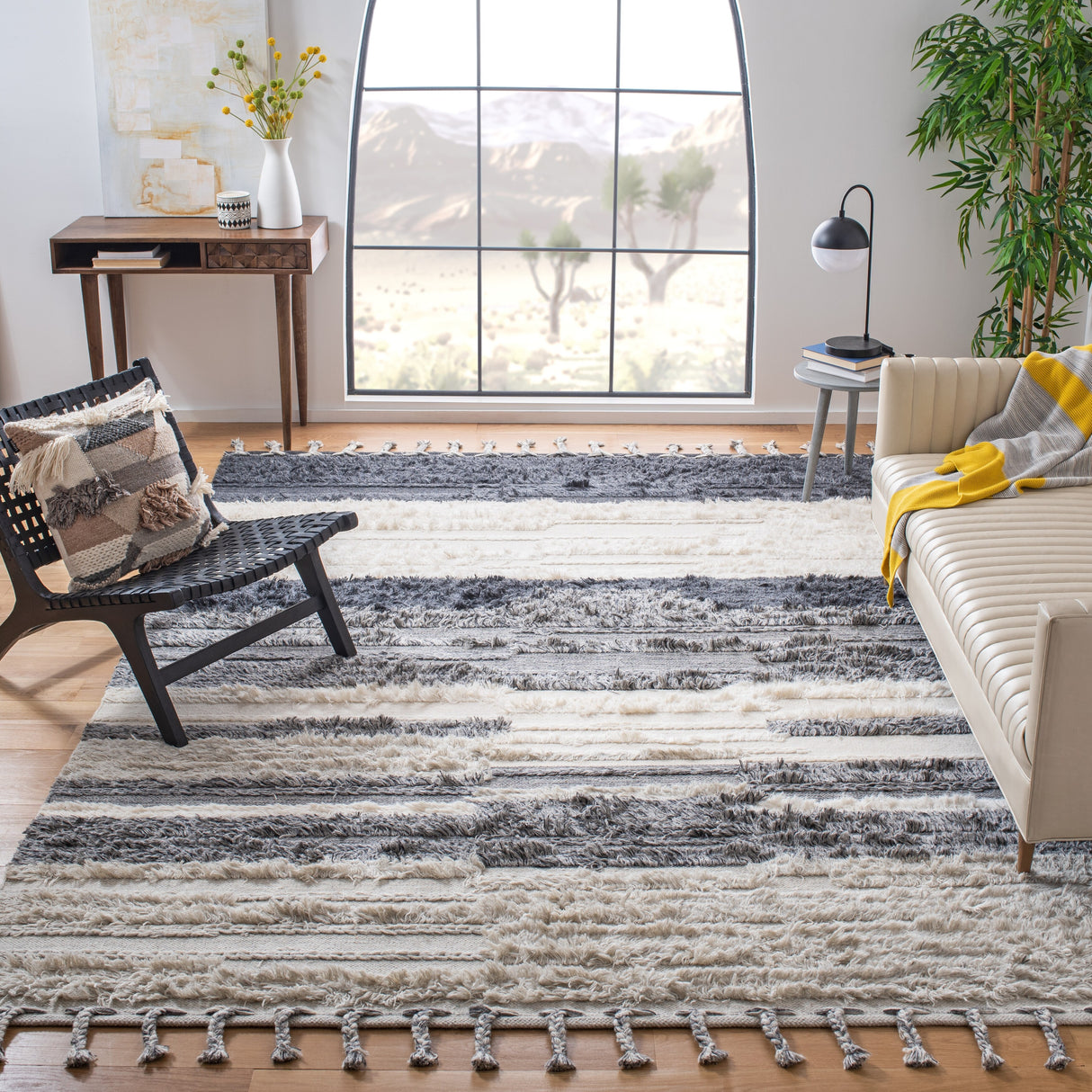 SAFAVIEH Handmade Kenya Eefje Wool Tassel Rug