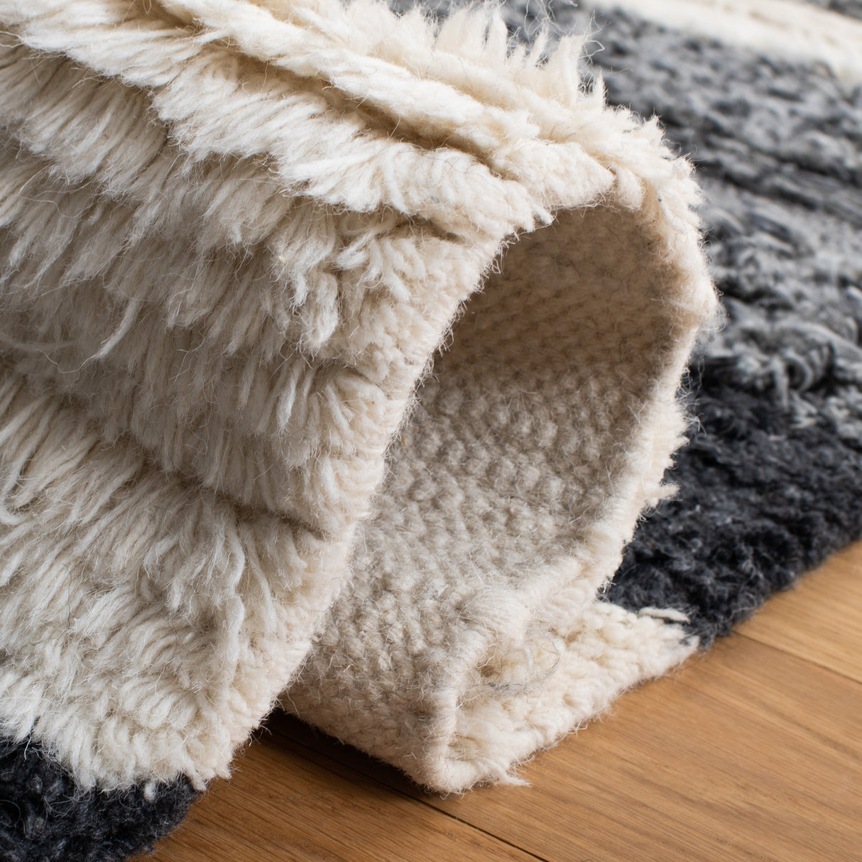 SAFAVIEH Handmade Kenya Eefje Wool Tassel Rug