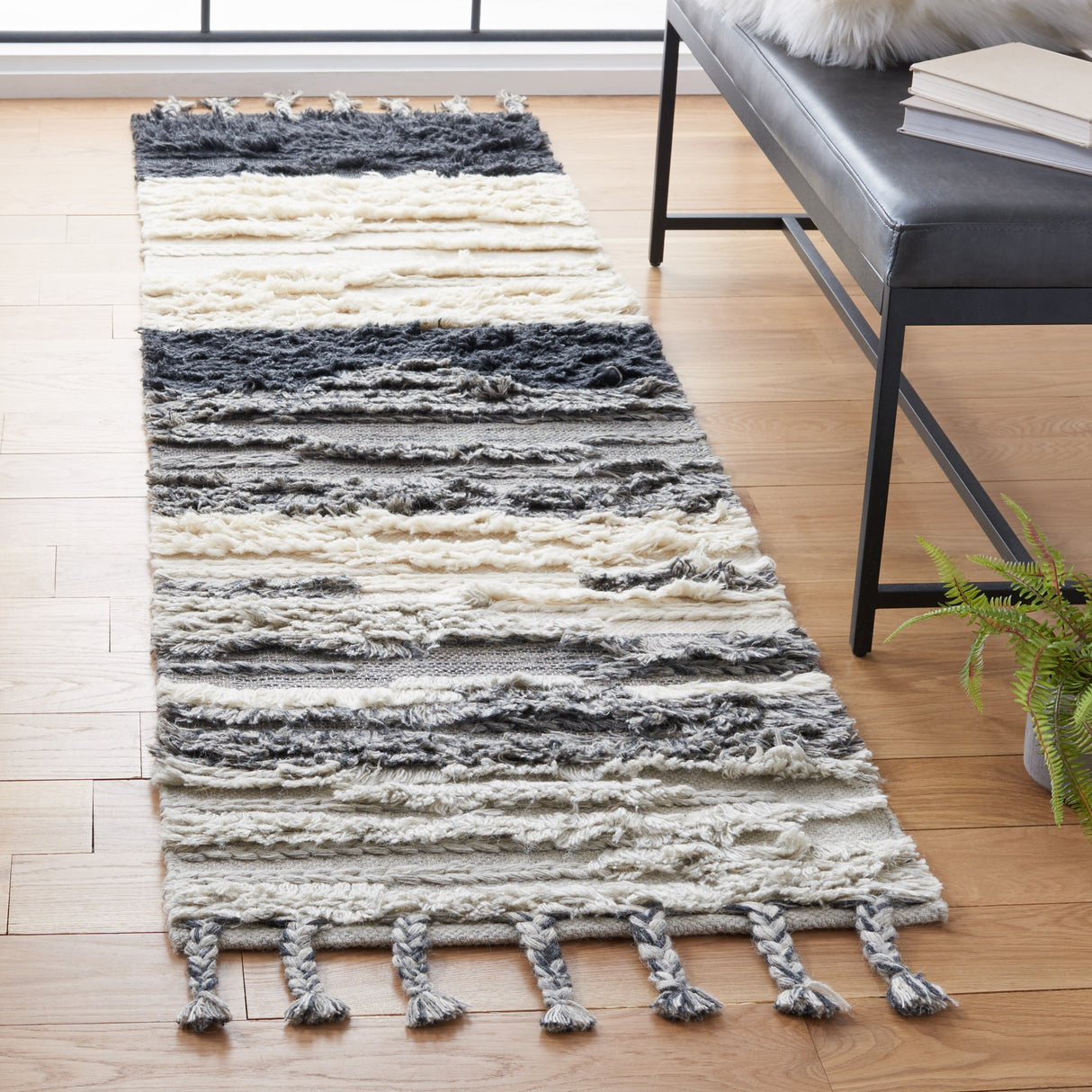 SAFAVIEH Handmade Kenya Eefje Wool Tassel Rug