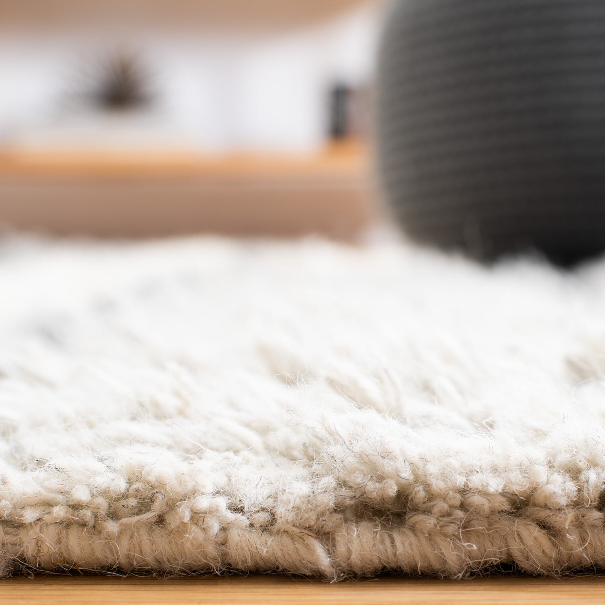 SAFAVIEH Handmade Kenya Eefje Wool Tassel Rug