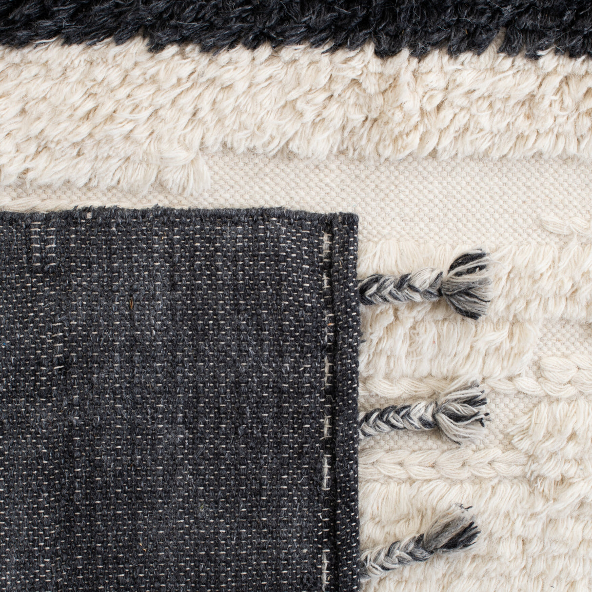 SAFAVIEH Handmade Kenya Eefje Wool Tassel Rug
