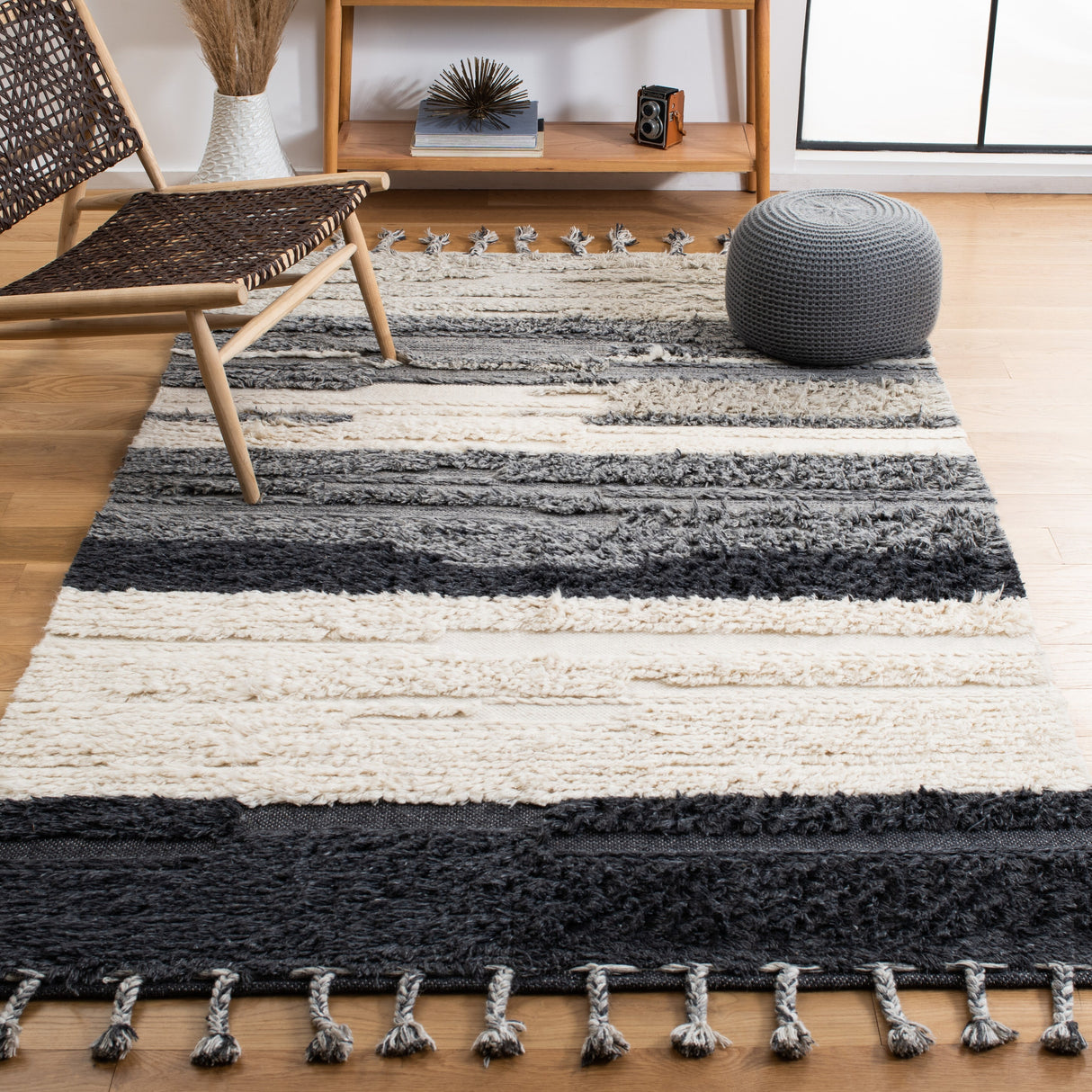 SAFAVIEH Handmade Kenya Eefje Wool Tassel Rug