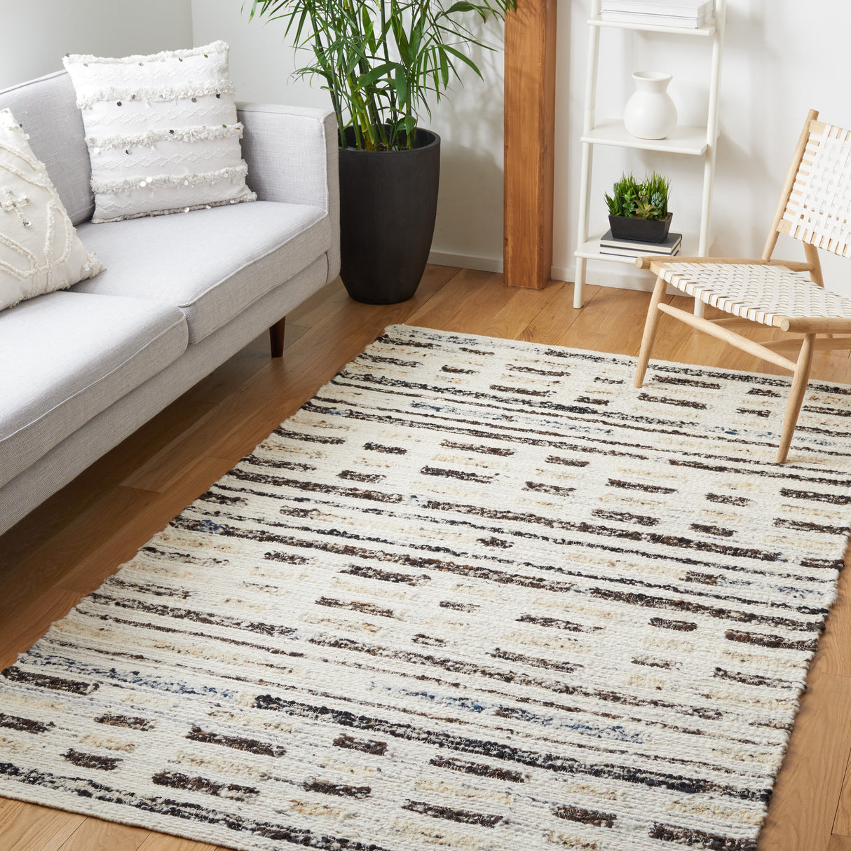 SAFAVIEH Handmade Manhattan Raelene Wool Rug