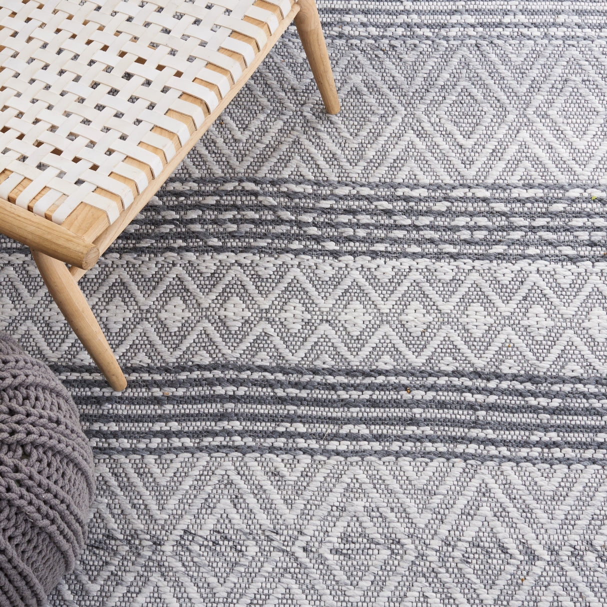 SAFAVIEH Handmade Marbella Hanadi Wool Rug
