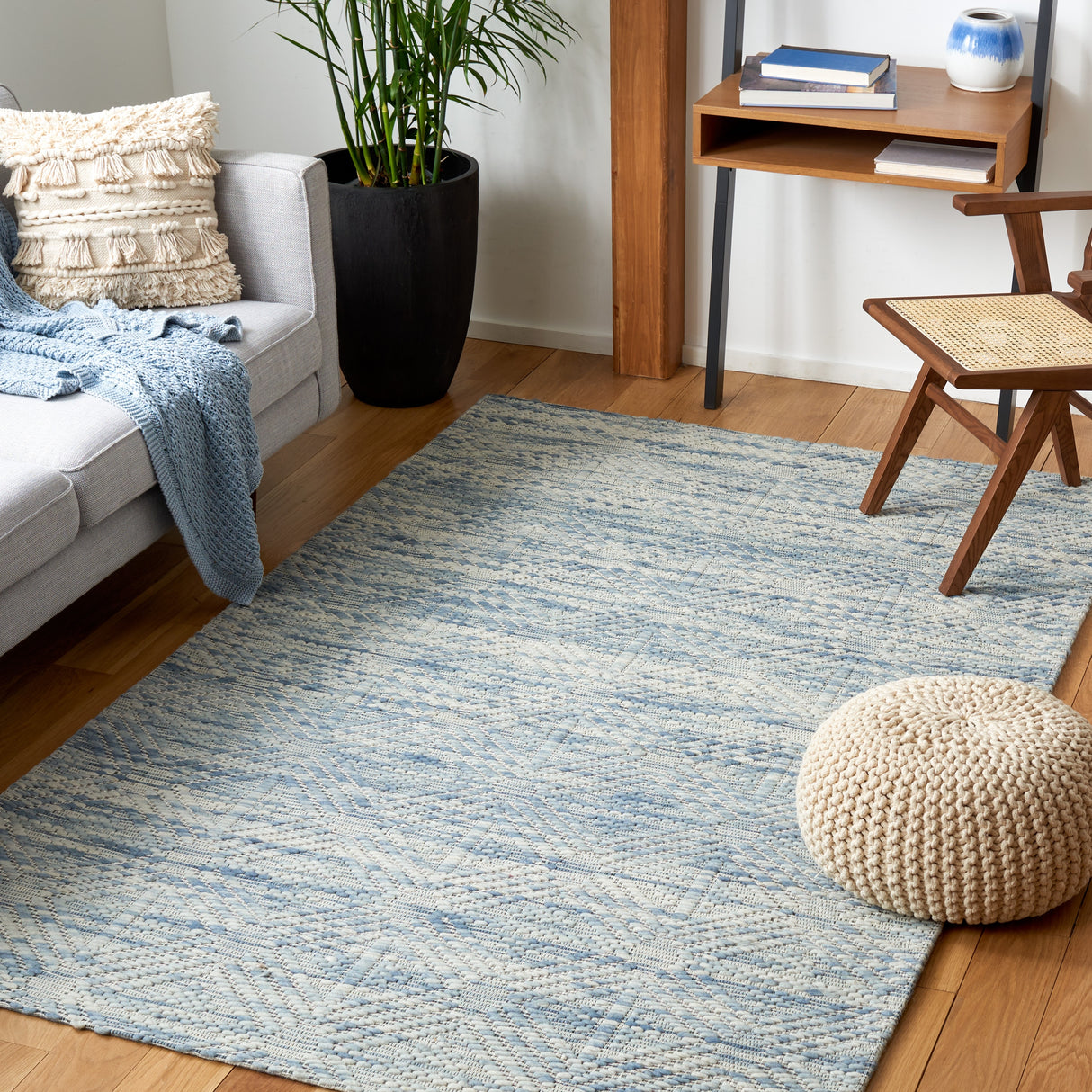 SAFAVIEH Handmade Marbella Roelfiene Wool Rug