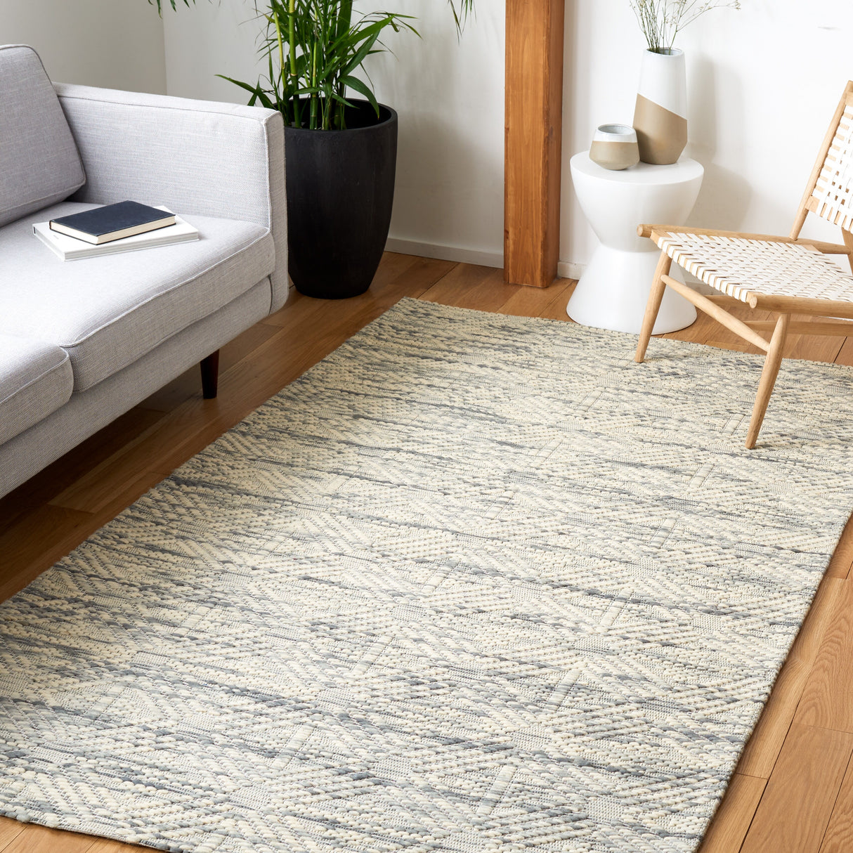 SAFAVIEH Handmade Marbella Roelfiene Wool Rug