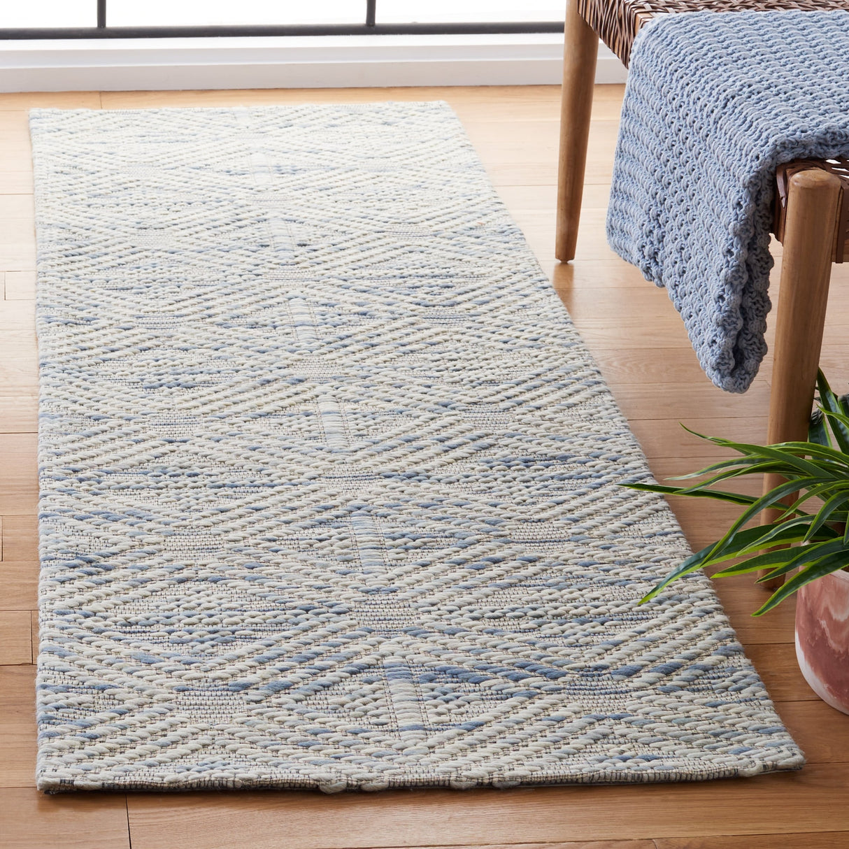 SAFAVIEH Handmade Marbella Roelfiene Wool Rug