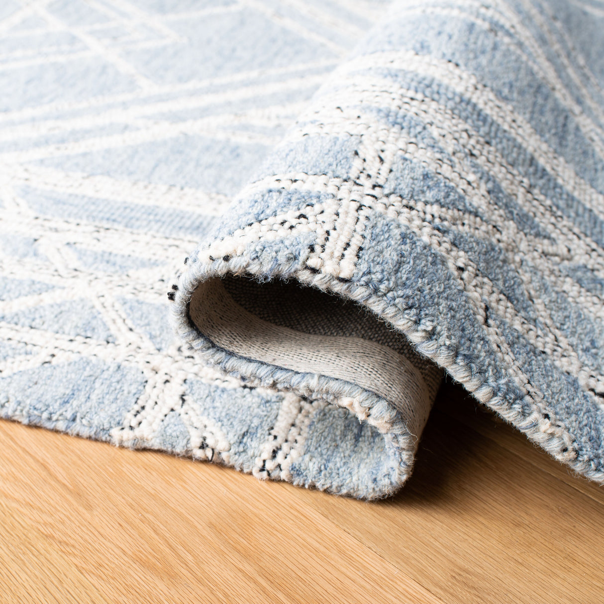 SAFAVIEH Handmade Micro-Loop Oprea Modern Wool Rug