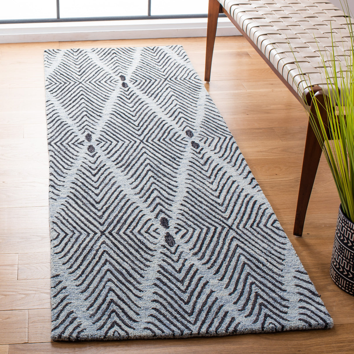 SAFAVIEH Handmade Micro-Loop Rodanthi Modern Wool Rug