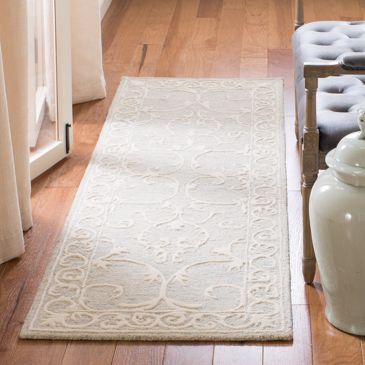 SAFAVIEH Handmade Micro-Loop Tomke Wool Rug