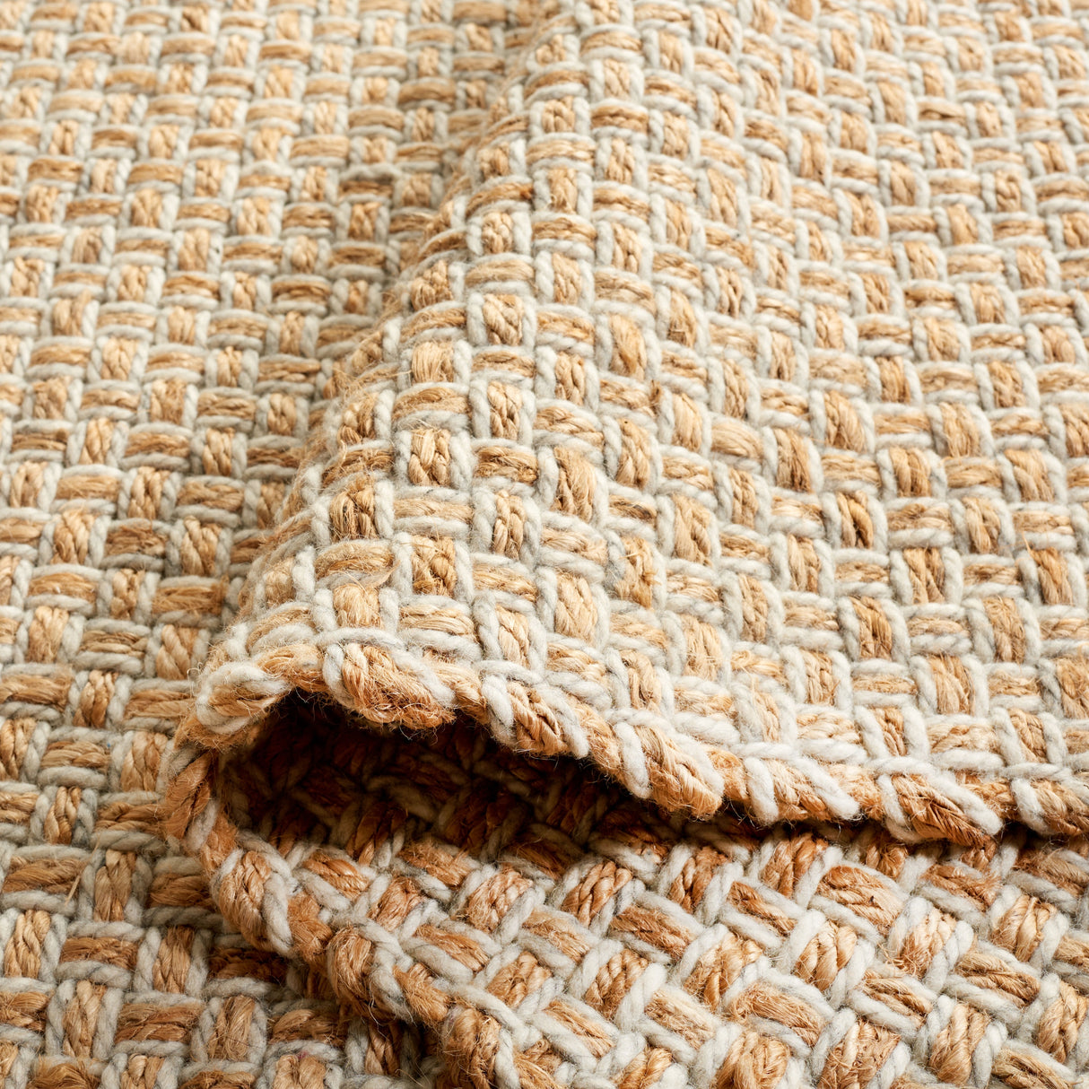 SAFAVIEH Handmade Natural Fiber Karma Farmhouse Fringe Jute Rug