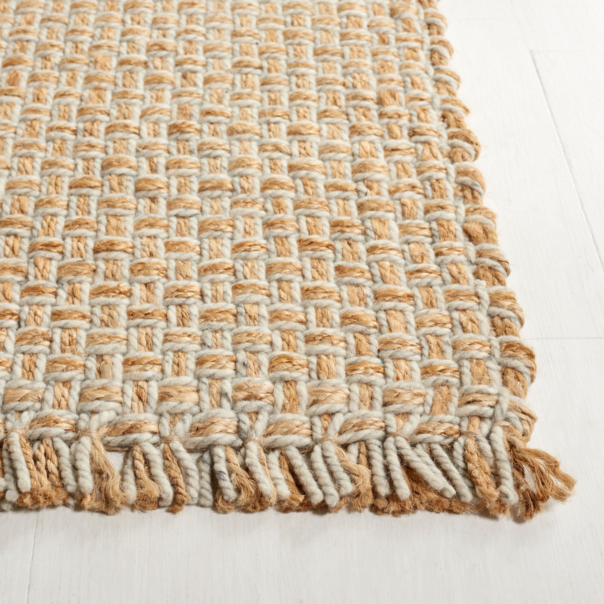 SAFAVIEH Handmade Natural Fiber Karma Farmhouse Fringe Jute Rug