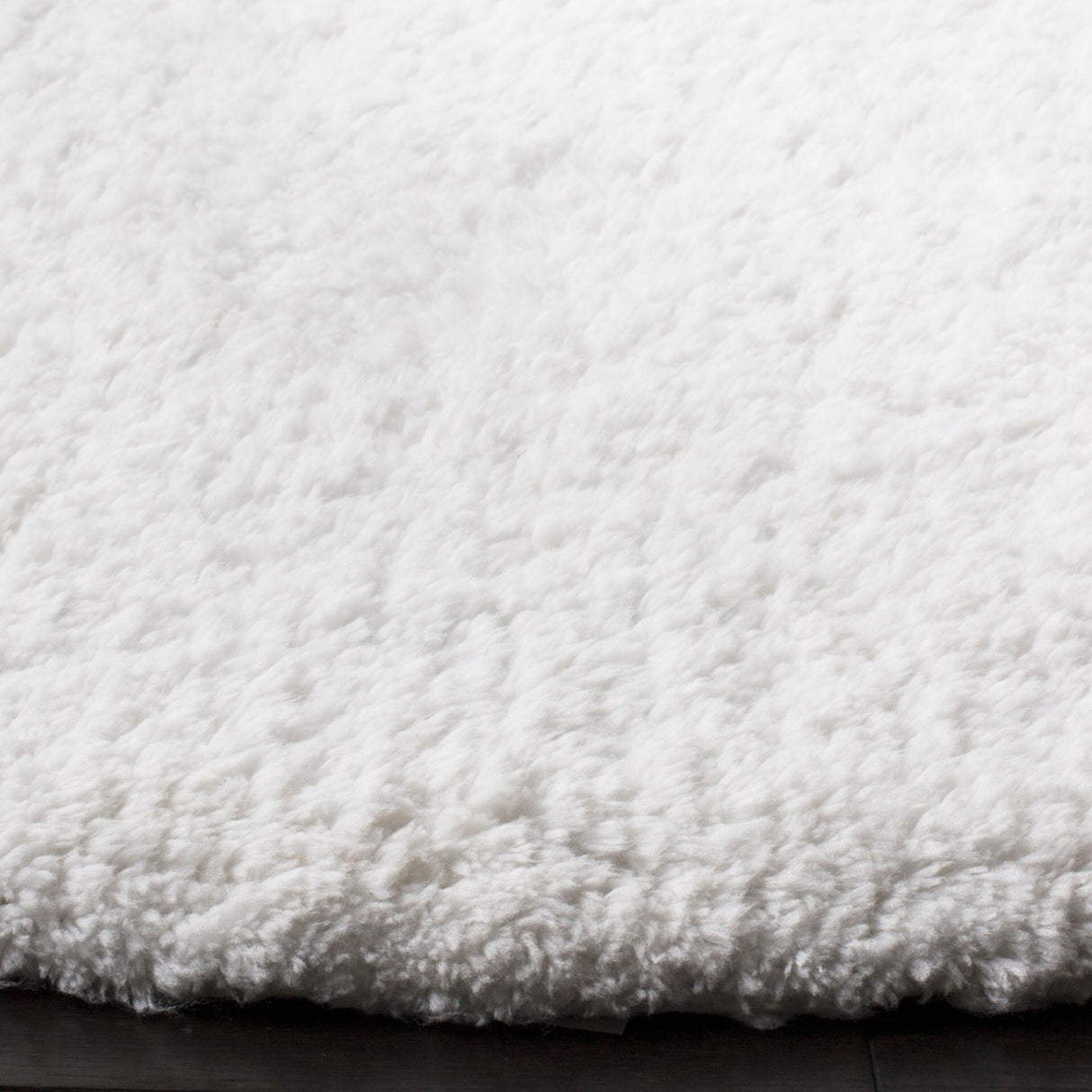 SAFAVIEH Handmade Sheep Shag Dochia Solid Polyester Rug