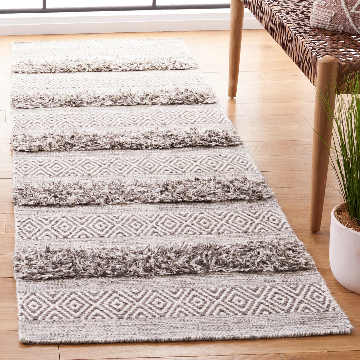 SAFAVIEH Handmade Vermont Adriane Rustic Boho Stripe Wool Rug