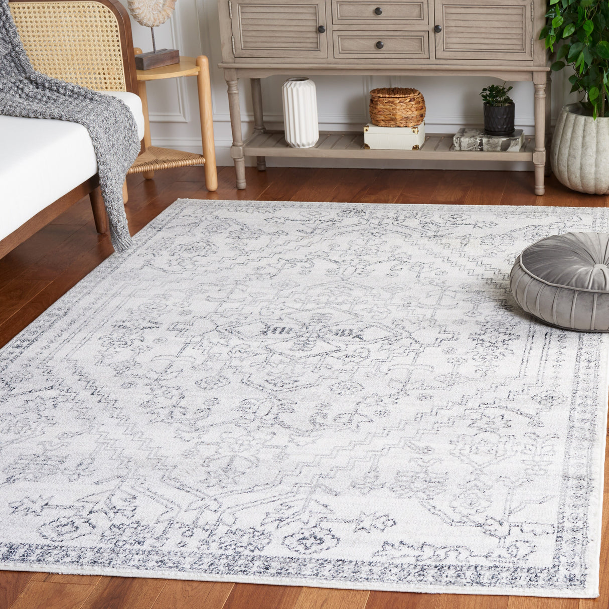 SAFAVIEH Layla Roseanne Shabby Chic Farmhouse Rug