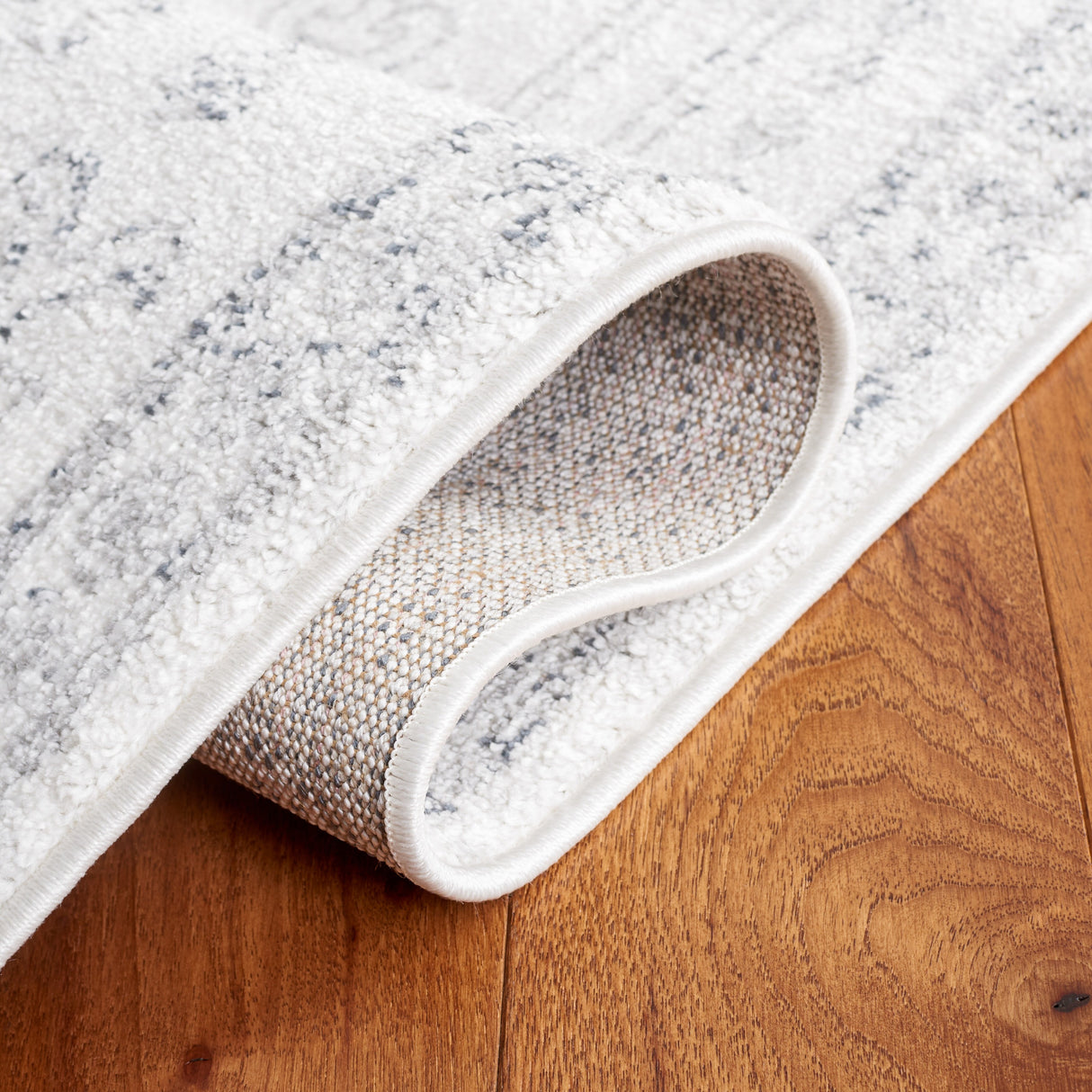 SAFAVIEH Layla Roseanne Shabby Chic Farmhouse Rug