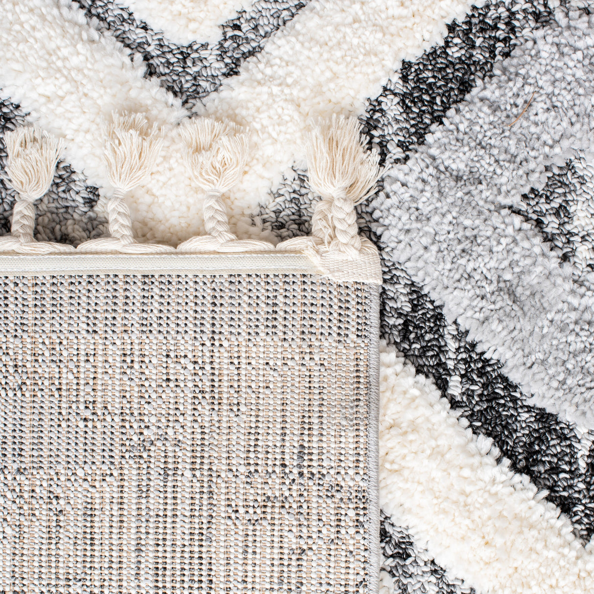 SAFAVIEH Moroccan Tassel Shag Tomasa 2-inch Thick Rug