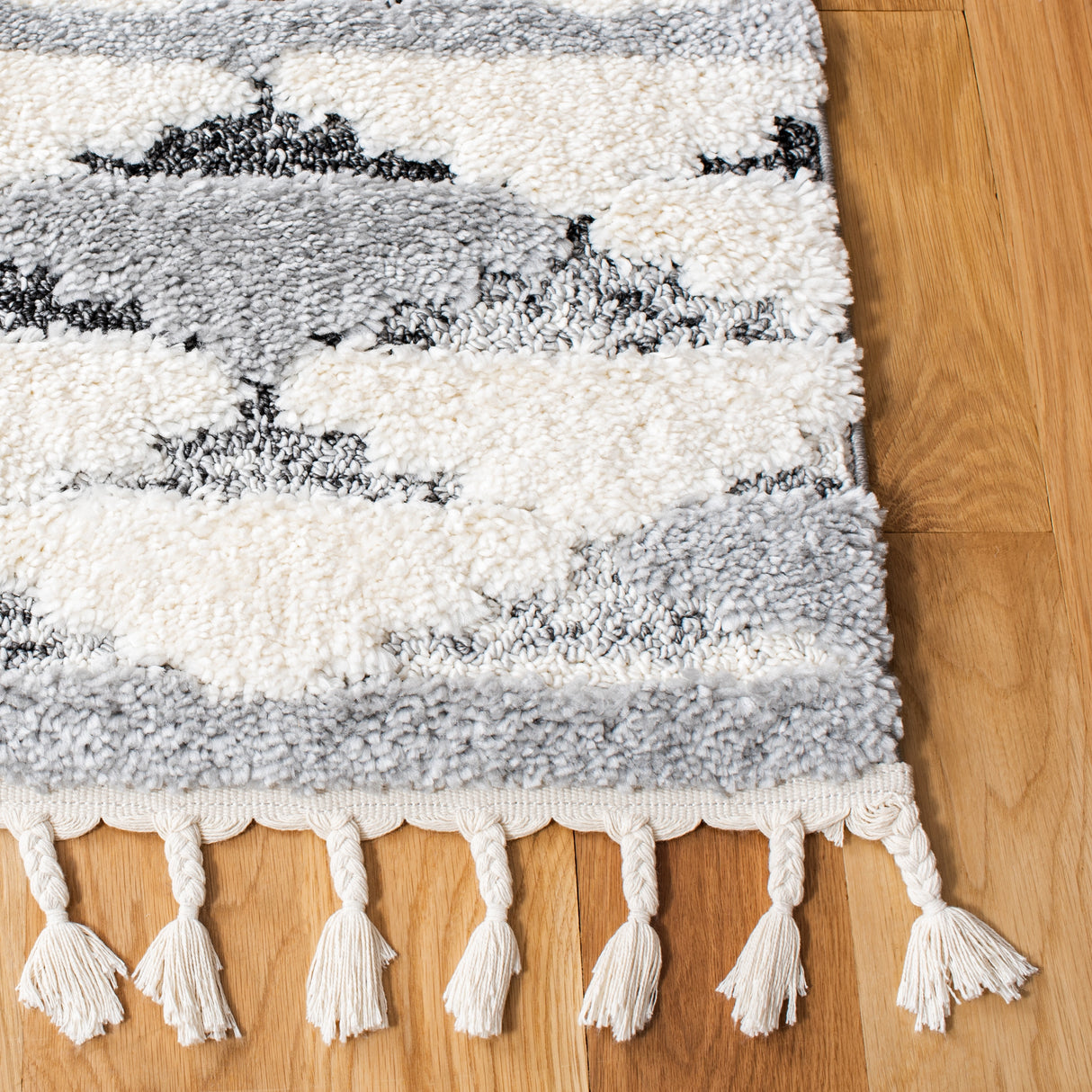 SAFAVIEH Moroccan Tassel Shag Tomasa 2-inch Thick Rug