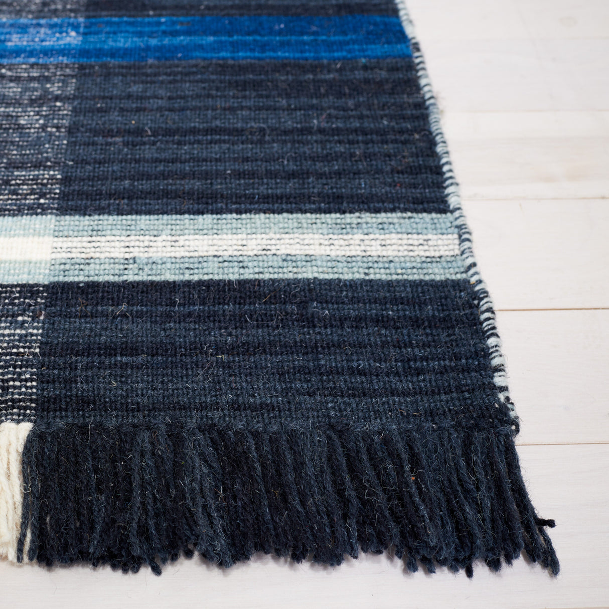 SAFAVIEH Striped Kilim Irsila Wool Fringe Rug