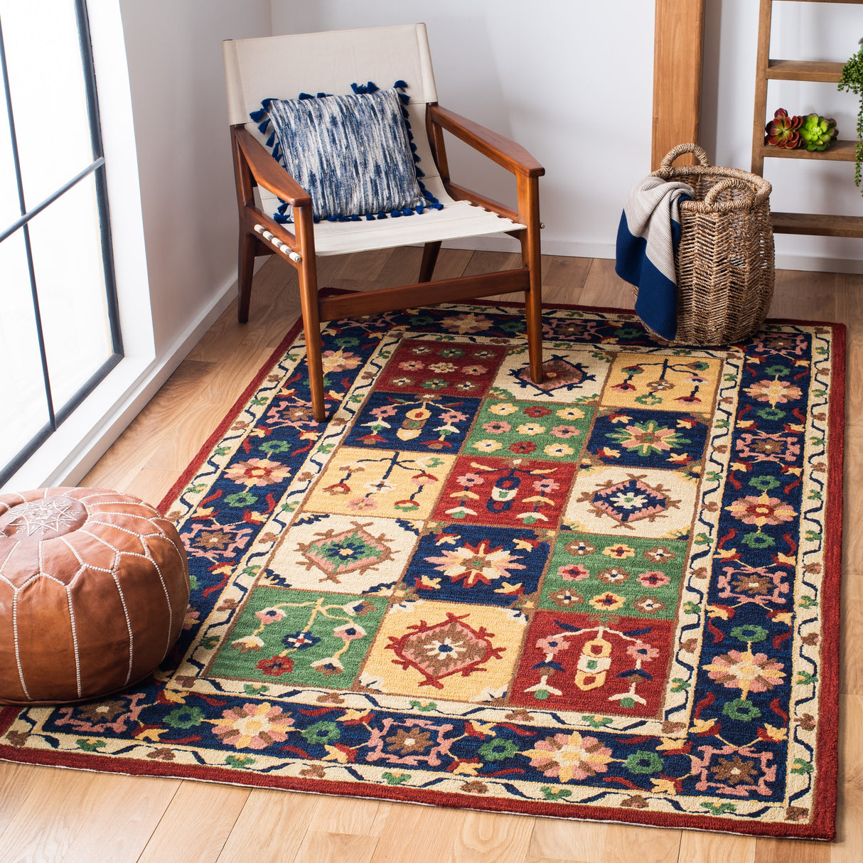 SAFAVIEH, Handmade Heritage Daisy Square Traditional Wool Rug