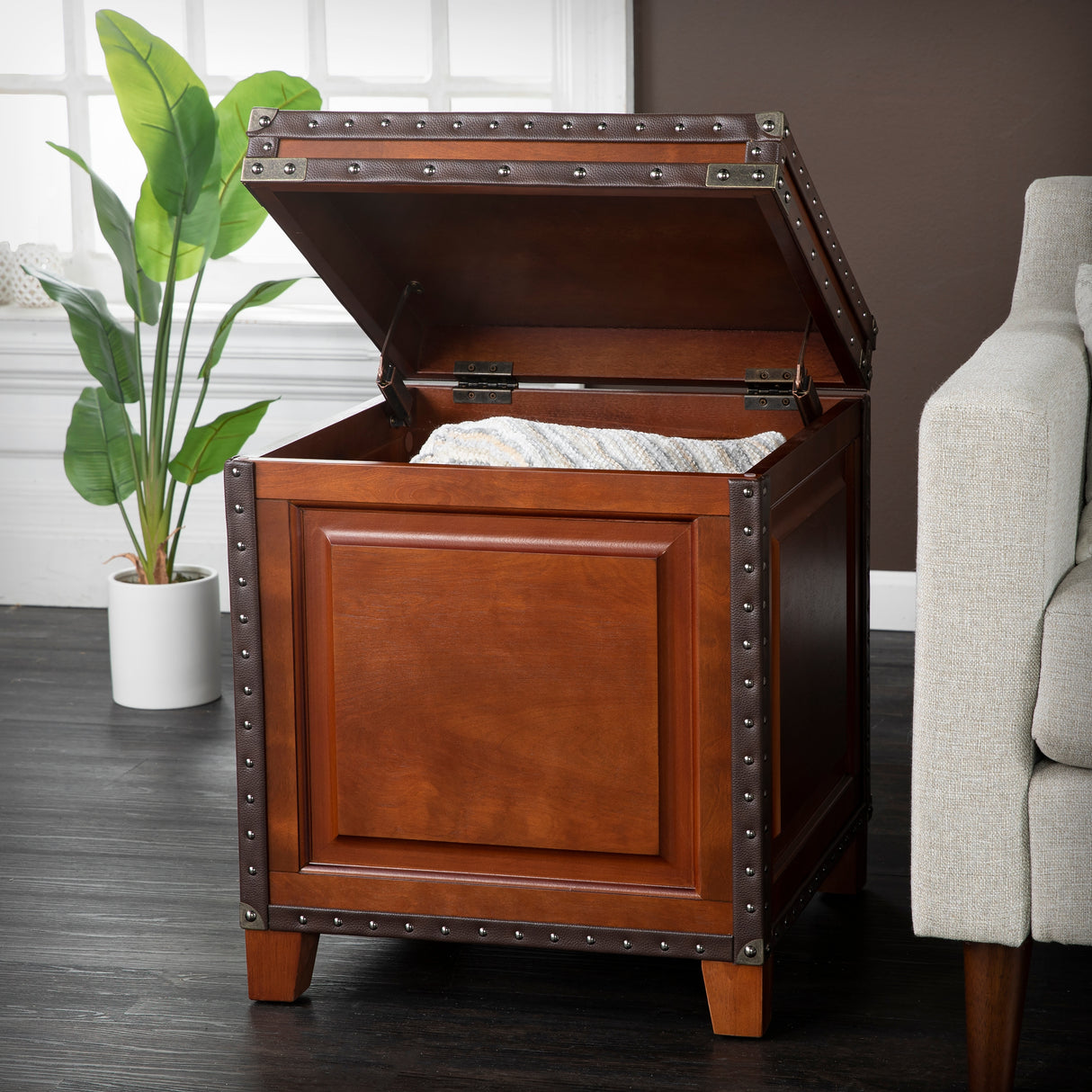 SEI Furniture Ailsa Nailhead Trunk Side Table