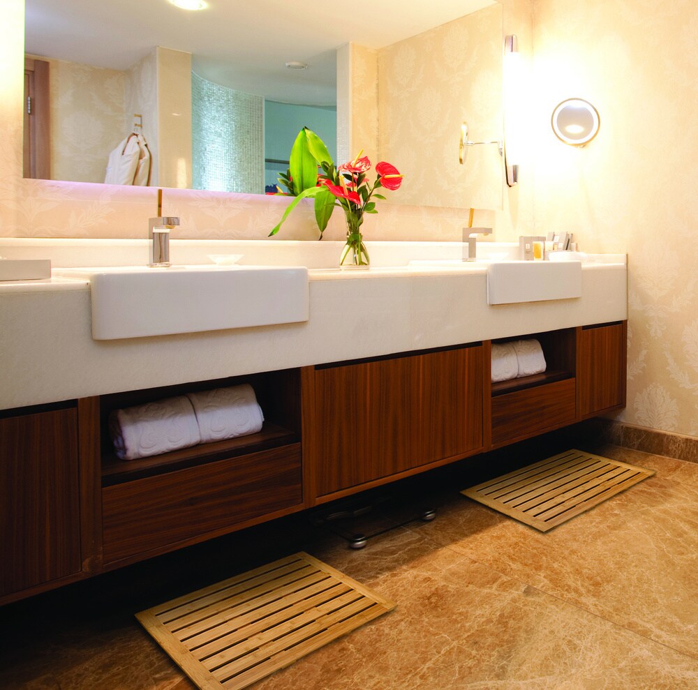 Seville Classics Bamboo Bathroom Floor Mat (28 in x 22 in)
