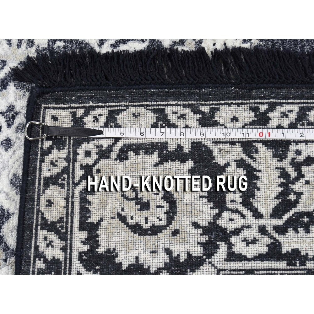 Shahbanu Rugs Black Modern Broken Design Art Silk Hand-Knotted Oriental Rug (5'1" x 7'2") - 5'1" x 7'2"