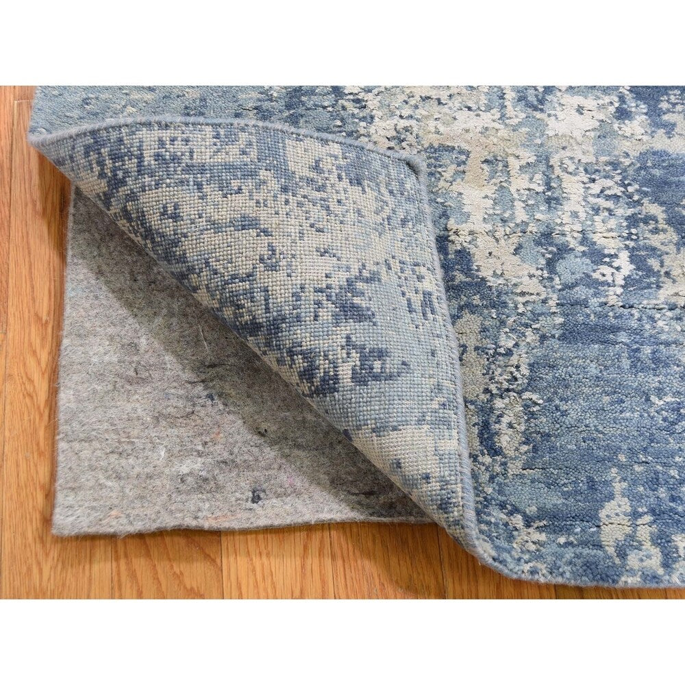 Shahbanu Rugs Blue-Gray Abstract Design Wool and Silk Hand-Knotted Oriental Rug (2'1" x 3'2") - 2'1" x 3'2"