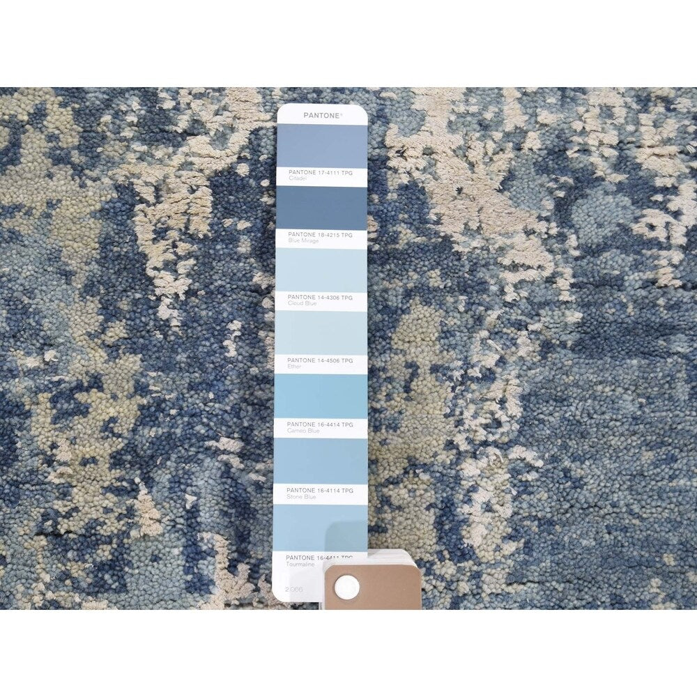 Shahbanu Rugs Blue-Gray Abstract Design Wool and Silk Hand-Knotted Oriental Rug (2'1" x 3'2") - 2'1" x 3'2"