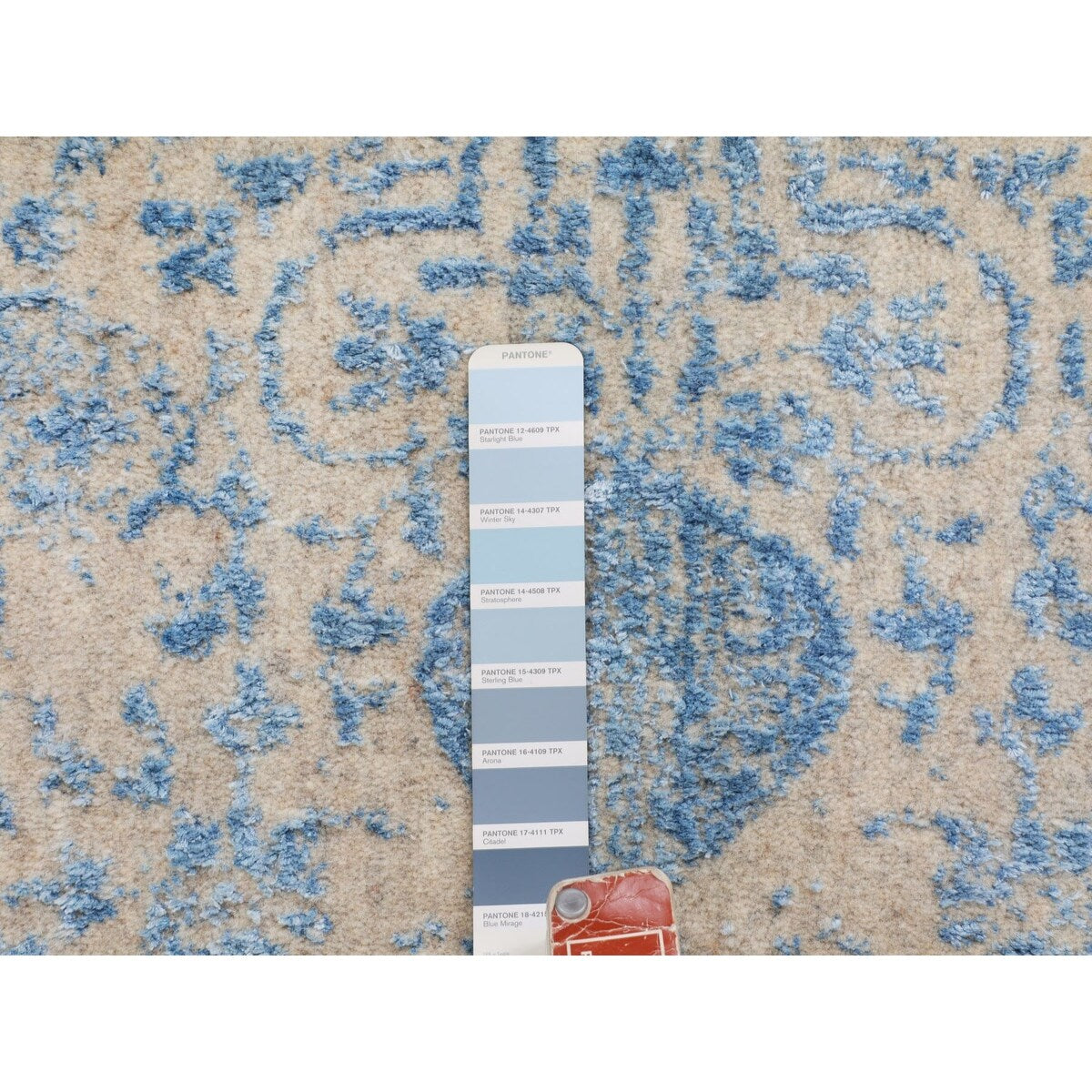 Shahbanu Rugs Blue Jacquard Hand Loomed Wool and Art Silk Pomegranate Design Round Oriental Rug (5'10" x 5'10") - 5'10" x 5'10"