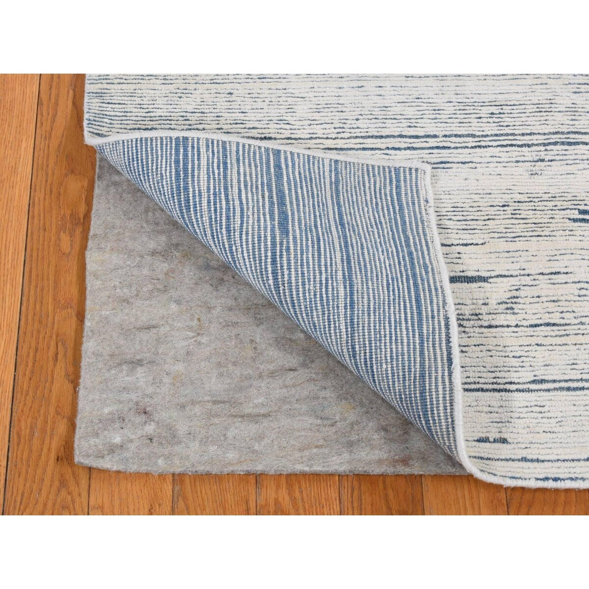 Shahbanu Rugs Frost White, Pure Wool, Striae Design, Hand Knotted, Oriental Rug (6'1" x 9'4") - 6'1" x 9'4"