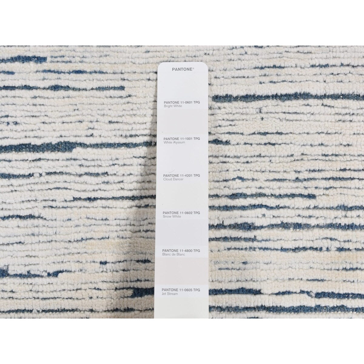 Shahbanu Rugs Frost White, Pure Wool, Striae Design, Hand Knotted, Oriental Rug (6'1" x 9'4") - 6'1" x 9'4"