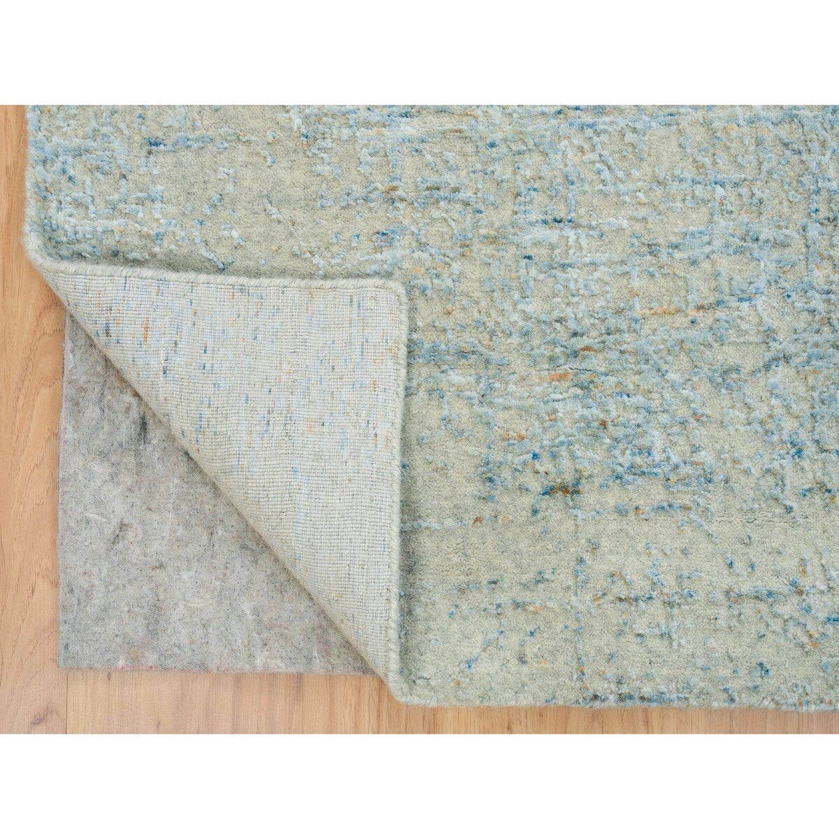 Shahbanu Rugs Gray with Touches of Blue Modern Jacquard Hand Loomed Soft Wool and Plant Based Silk Oriental Rug (6'0" x 9'0")