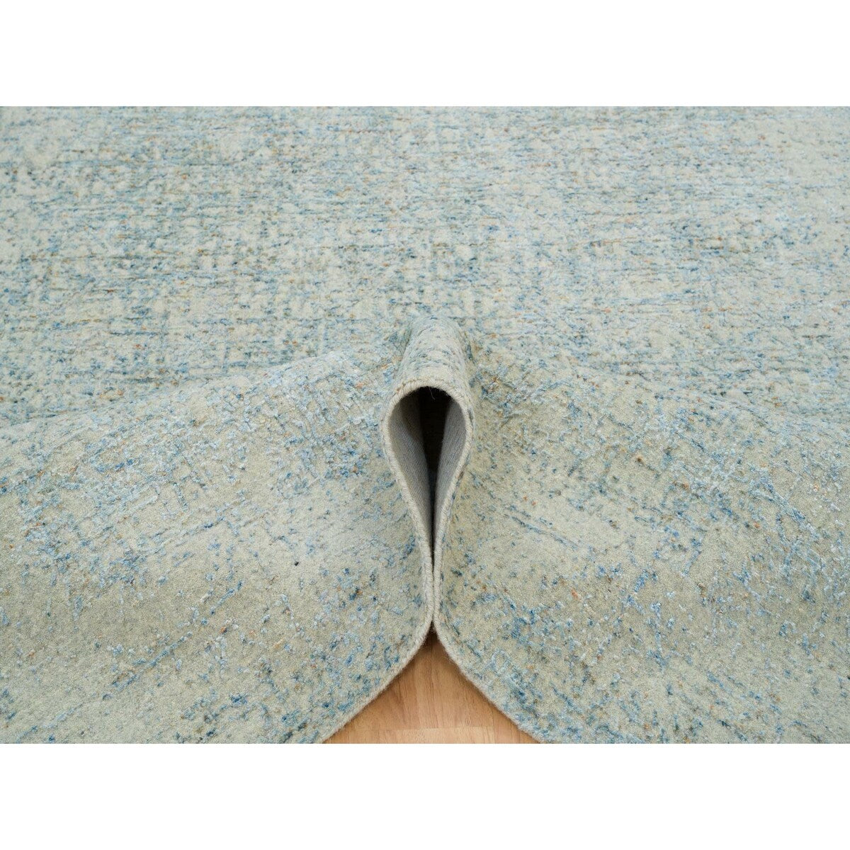 Shahbanu Rugs Gray with Touches of Blue Modern Jacquard Hand Loomed Soft Wool and Plant Based Silk Oriental Rug (6'0" x 9'0")