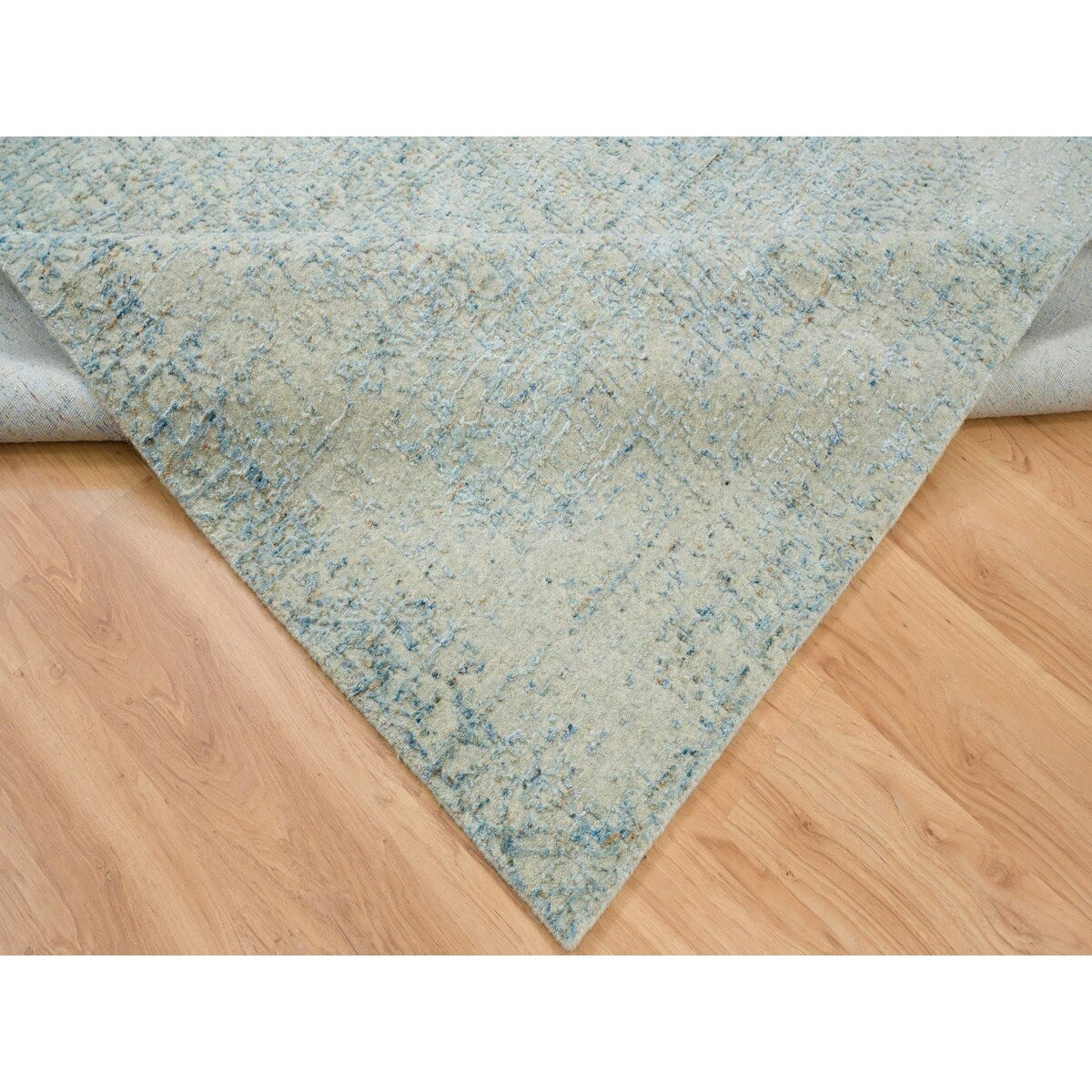 Shahbanu Rugs Gray with Touches of Blue Modern Jacquard Hand Loomed Soft Wool and Plant Based Silk Oriental Rug (6'0" x 9'0")
