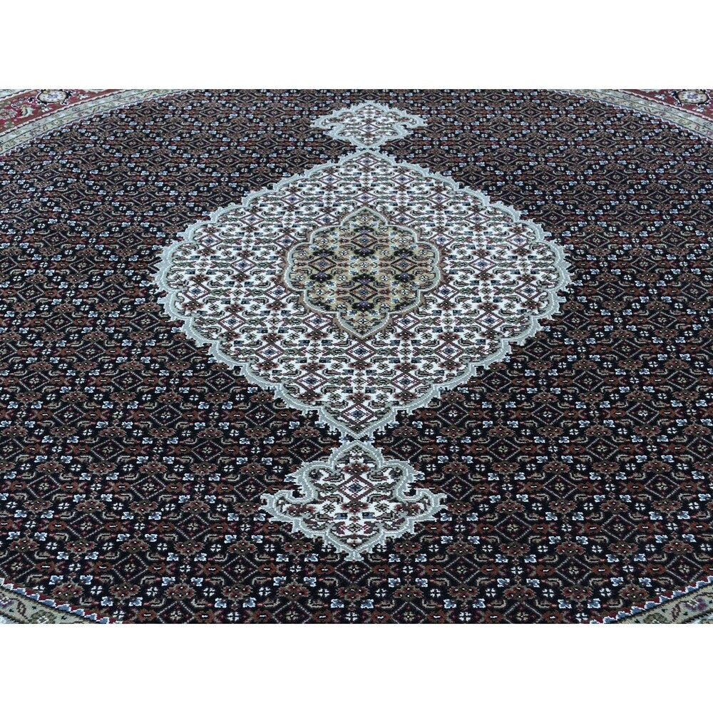 Shahbanu Rugs Hand Knotted Tabriz Mahi Wool And Silk Round Oriental Rug (7'10" x 7'10") - 7'10" x 7'10"