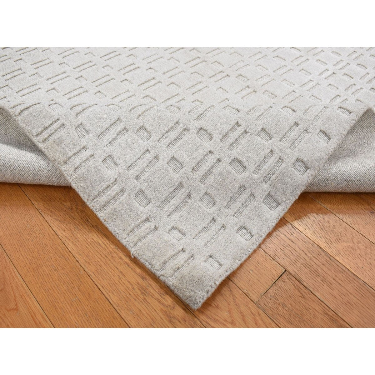 Shahbanu Rugs Ivory, Hand Loomed, Pure Wool, Tone on Tone Design, Oriental Rug (5'1" x 7'1") - 5'1" x 7'1"
